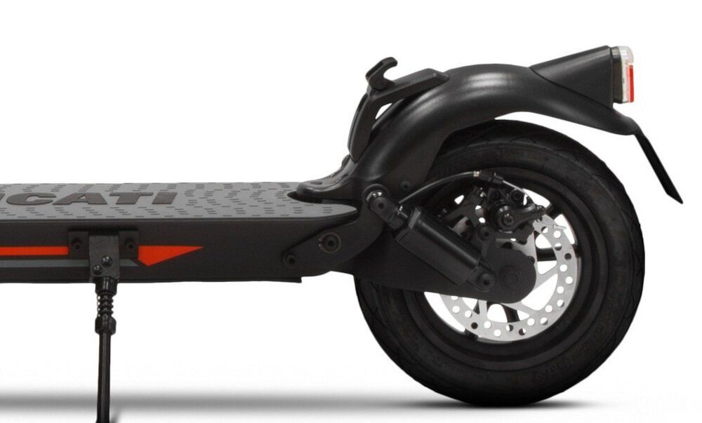 Czarna hulajnoga elektryczna z widocznym tylnym kołem, amortyzatorem i błotnikiem. Na platformie widoczny jest napis \'DUCATI\'.