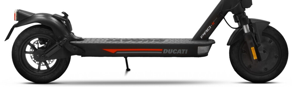 Czarna hulajnoga elektryczna z napisem \'DUCATI\' na boku, wyposażona w amortyzację i duże koła. Na ramie widoczny jest również napis \'PRO II\'.