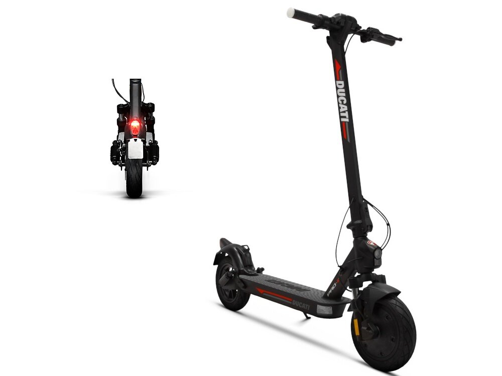 Czarna hulajnoga elektryczna z logo \'DUCATI\' na kierownicy i czerwonymi akcentami. Widoczny jest również tył hulajnogi z włączonym czerwonym światłem.