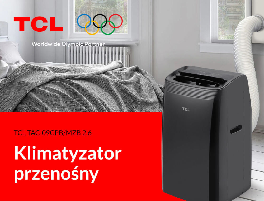 Czarny klimatyzator przenośny TCL stoi w jasnym pokoju z dużym oknem i szarym kocem na łóżku. Na czerwonym tle widnieje napis \'TCL TAC-09CPB/MZB 2.6 Klimatyzator przenośny\'.