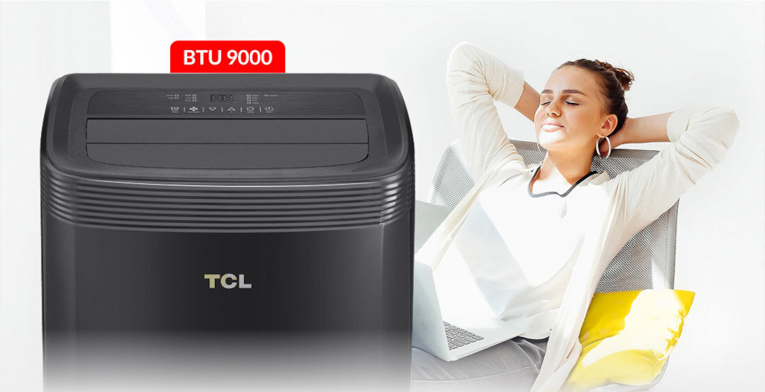 Czarny klimatyzator przenośny z widocznym logo TCL i oznaczeniem BTU 9000. Obok siedzi osoba z zamkniętymi oczami, oparta na krześle z laptopem na kolanach.