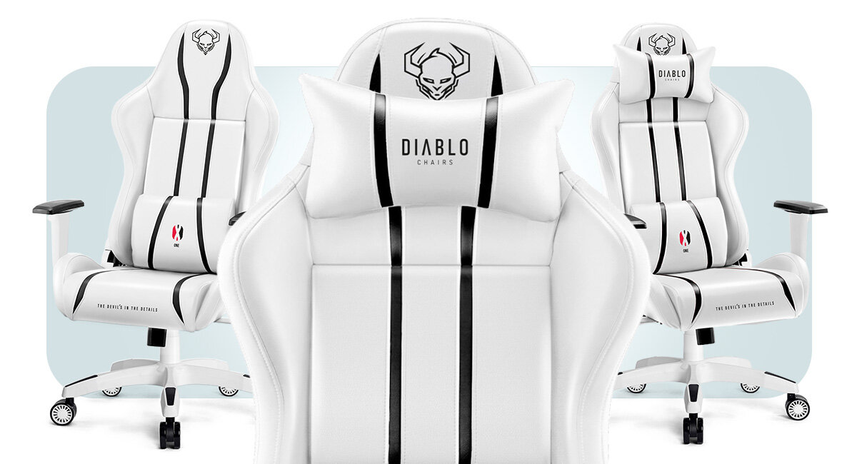 Na obrazie widoczne są trzy białe fotele gamingowe z czarnymi akcentami, z logo przedstawiającym stylizowaną czaszkę i napisem \'DIABLO CHAIRS\'. Fotele mają podłokietniki i kółka, a w tle jest jasnoniebieskie tło.