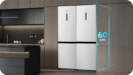 Na obrazie widoczna jest biała lodówka z napisem \'Hisense\' na drzwiach, umieszczona w nowoczesnej kuchni. Obok lodówki znajduje się oznaczenie \'60 cm\'.