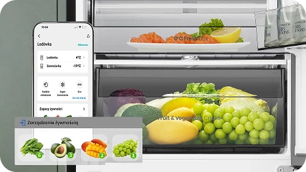 Obraz przedstawia wnętrze lodówki z różnymi owocami i warzywami w szufladzie oznaczonej jako \'Fruit & Vegetable Crisper\'. Obok lodówki widoczny jest ekran smartfona z aplikacją pokazującą temperaturę w lodówce i zamrażarce oraz opcję \'Zarządzanie żywnością\'.