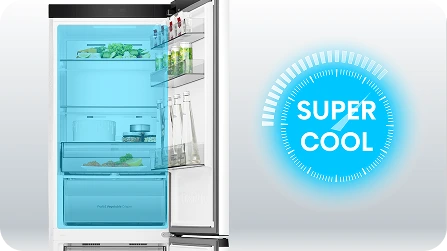 Otwarta lodówka z widocznymi półkami, na których znajdują się różne produkty spożywcze. Obok lodówki znajduje się niebieski okrąg z napisem \'SUPER COOL\'.