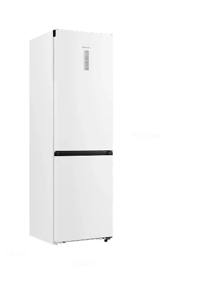 Biała lodówka z dolnym zamrażalnikiem, posiadająca prosty, nowoczesny design. Na drzwiach widoczne jest logo \'Hisense\'.