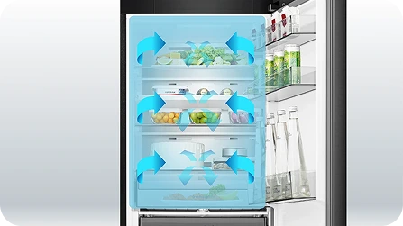 Wnętrze lodówki z otwartymi drzwiami, na półkach znajdują się różne produkty spożywcze, a niebieskie strzałki wskazują na cyrkulację powietrza wewnątrz urządzenia.