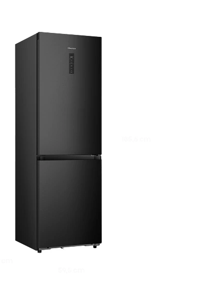 Czarna lodówka z dolnym zamrażalnikiem, posiadająca panel sterowania na drzwiach. Widoczne logo \'Hisense\'.