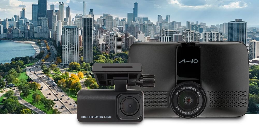 MiVue™ 803WD Pro - wideorejestrator samochodowy ukazany z na tle słonecznej panoramy miasta