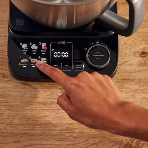 Panel sterowania robota kuchennego z przyciskami oznaczonymi ikonami i napisami: Whisk, Whip, Blend, Dough, Cake, oraz wyświetlaczem cyfrowym pokazującym \'00:01\'.