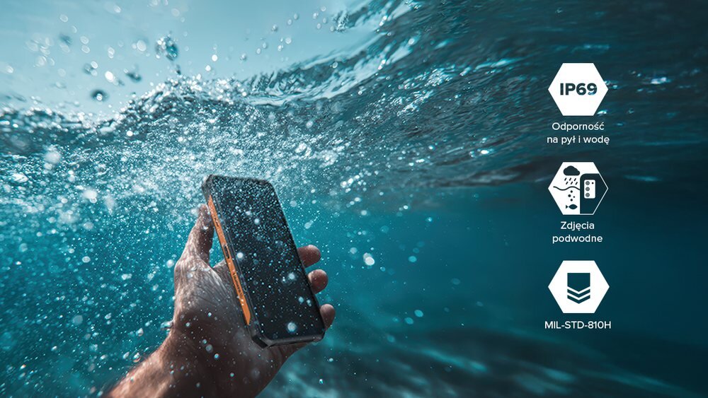 Osoba trzyma smartfon pod wodą, a obok widoczne są ikony z napisami: \'IP69 Odporność na pył i wodę\', \'Zdjęcia podwodne\', \'MIL-STD-810H\'.