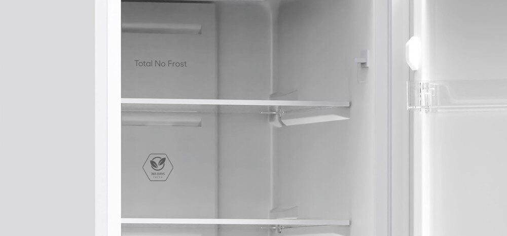 Wnętrze białej lodówki z dwiema szklanymi półkami. Na tylnej ściance widoczny napis \'Total No Frost\' oraz symbol z napisem \'Solar Smart\'.