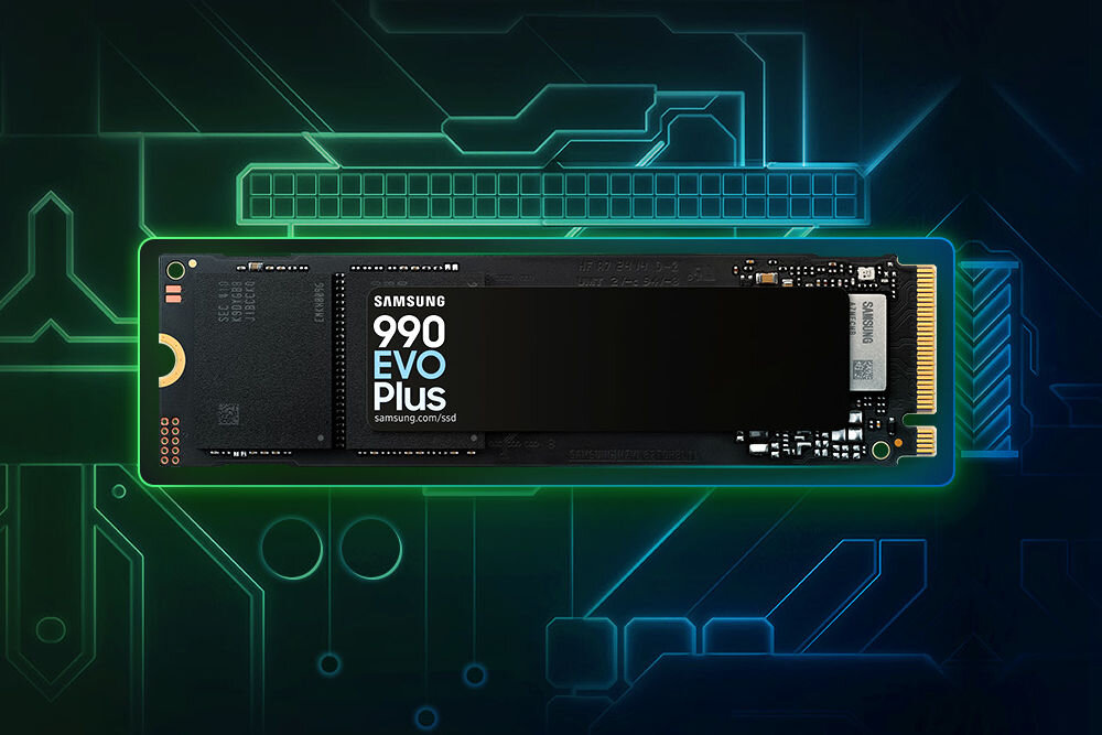 Obraz przedstawia dysk SSD z napisem \'SAMSUNG 990 EVO Plus\' na tle schematu elektronicznego. Dysk ma czarną obudowę z widocznymi elementami elektronicznymi i złączem na jednym końcu.