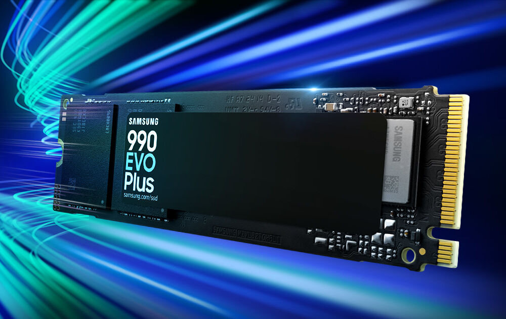Na obrazie widoczny jest dysk SSD z napisem \'SAMSUNG 990 EVO Plus\'. W tle znajdują się dynamiczne, kolorowe linie sugerujące szybkość.