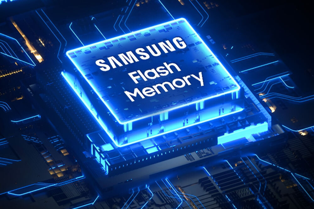 Obraz przedstawia niebiesko podświetlony układ scalony z napisem \'SAMSUNG Flash Memory\'.