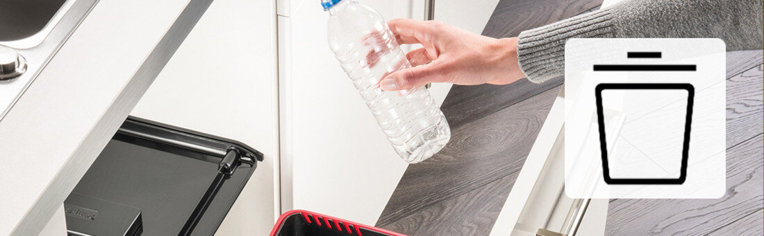 Osoba wrzuca plastikową butelkę do sortownika odpadów znajdującego się w szafce kuchennej. Obok widoczna jest ikona kosza na śmieci.
