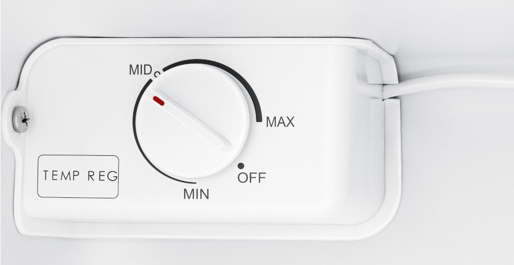Biały panel sterowania z pokrętłem do regulacji temperatury. Widoczne napisy: \'TEMP REG\', \'MID\', \'MAX\', \'MIN\', \'OFF\'.