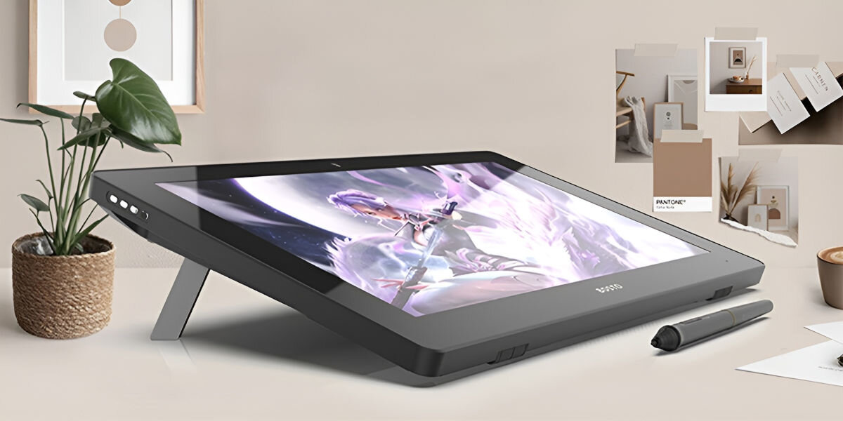 Tablet graficzny z ekranem wyświetlającym kolorową grafikę, ustawiony na podstawce, obok leży rysik. W tle widoczne są rośliny doniczkowe i dekoracje ścienne.