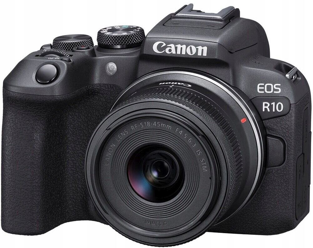 Czarny aparat bezlusterkowy z obiektywem, na którym widnieje napis \'CANON LENS RF-S 18-45mm F4.5-6.3 IS STM\'. Na korpusie aparatu widoczne są napisy \'Canon\' i \'EOS R10\'.