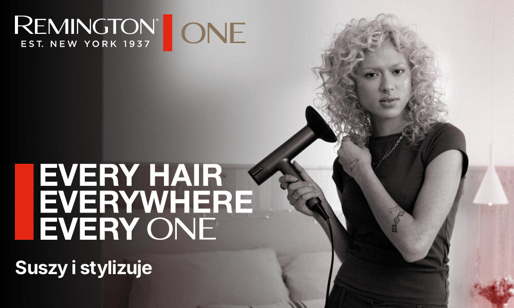 Osoba trzyma suszarkę do włosów, obok widoczne są napisy: \'REMINGTON ONE EST. NEW YORK 1937\', \'EVERY HAIR EVERYWHERE EVERY ONE\', \'Suszy i stylizuje\'.