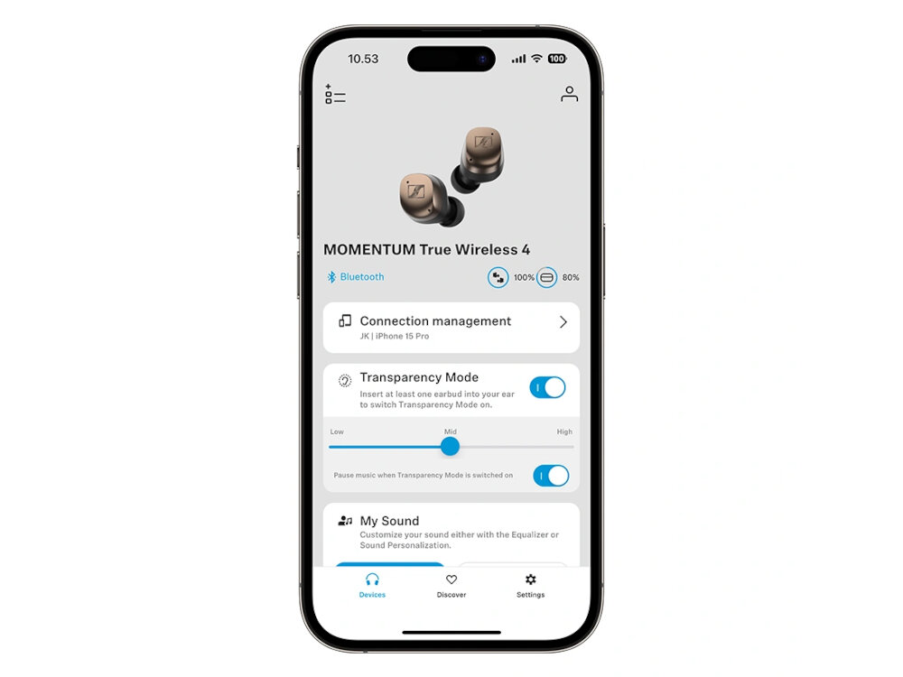 Na ekranie smartfona widoczna jest aplikacja do zarządzania słuchawkami MOMENTUM True Wireless 4 z funkcjami takimi jak \'Connection management\' i \'Transparency Mode\'.