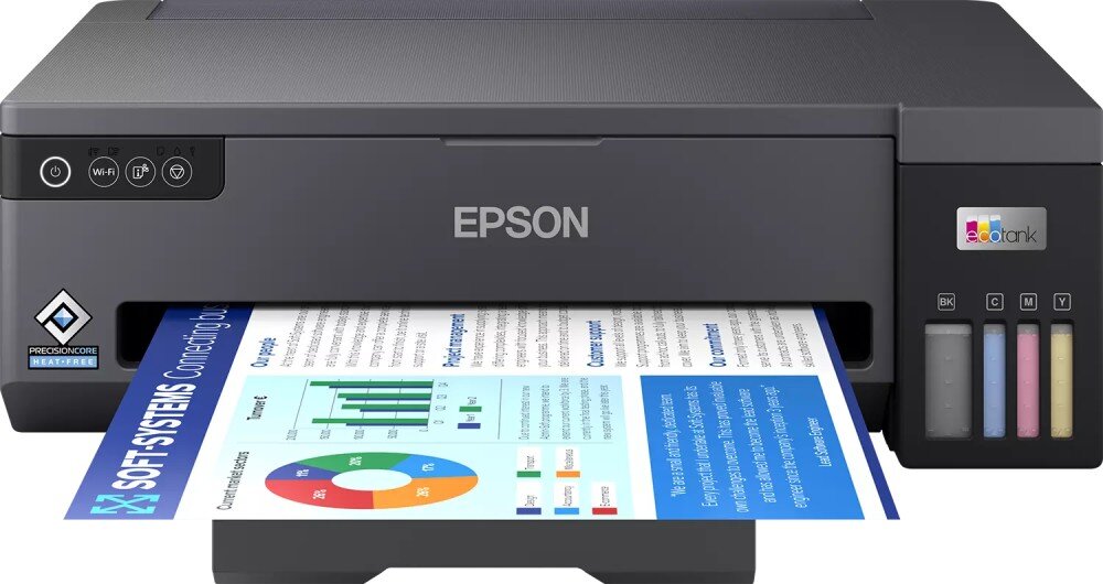 Na obrazie widoczna jest drukarka z logo \'EPSON\' na przodzie, z której wysuwa się kolorowy dokument. Obok znajduje się wskaźnik poziomu tuszu z czterema kolorowymi pojemnikami oznaczonymi jako BK, C, M, Y.