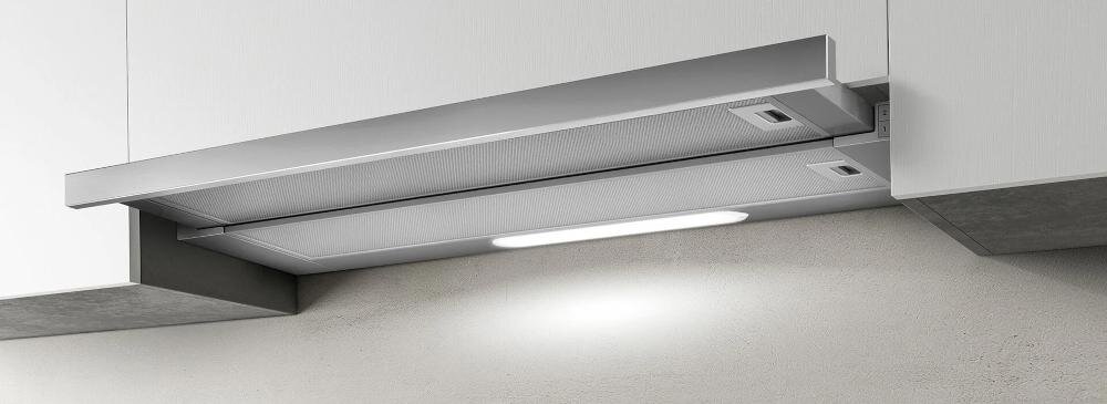 Na obrazie widoczny jest srebrny okap kuchenny zamontowany pod szafką, z włączonym oświetleniem LED. Okap ma prosty, nowoczesny design i jest wykonany z metalu.