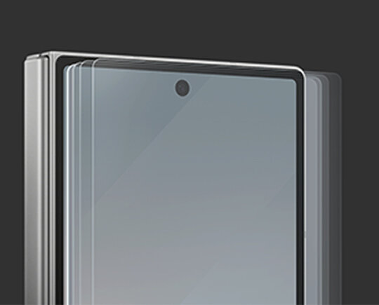 Obraz przedstawia złożony smartfon z widocznym ekranem i kamerą przednią umieszczoną centralnie u góry. Urządzenie ma metaliczną obudowę i jest pokazane na ciemnym tle.