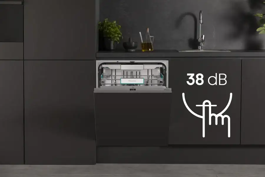 Otwarta zmywarka w zabudowie kuchennej z widocznym wnętrzem i napisem \'Hisense\' na panelu. Obok zmywarki znajduje się symbol z napisem \'38 dB\'.