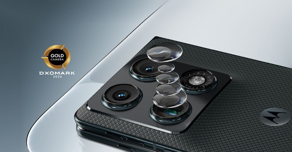 Obraz przedstawia smartfon z widocznym modułem aparatu z kilkoma obiektywami. Obok znajduje się logo \'DXOMARK 2026 GOLD CAMERA\'.