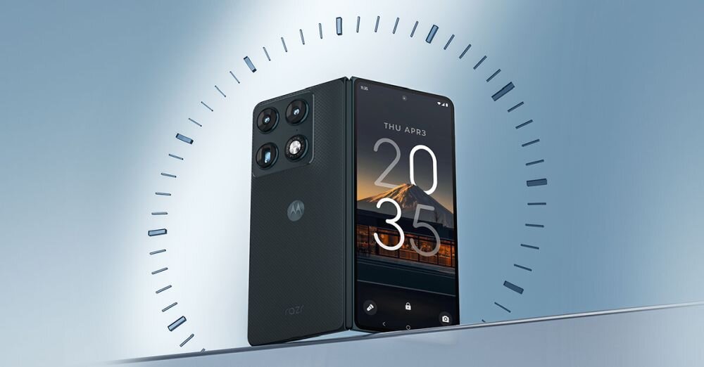 Na obrazie widoczny jest smartfon z dużym wyświetlaczem, na którym widać godzinę 20:35 i datę \'THU APR 3\'. Obok znajduje się tylna część urządzenia z trzema aparatami i logo producenta \'MOTOROLA\'.