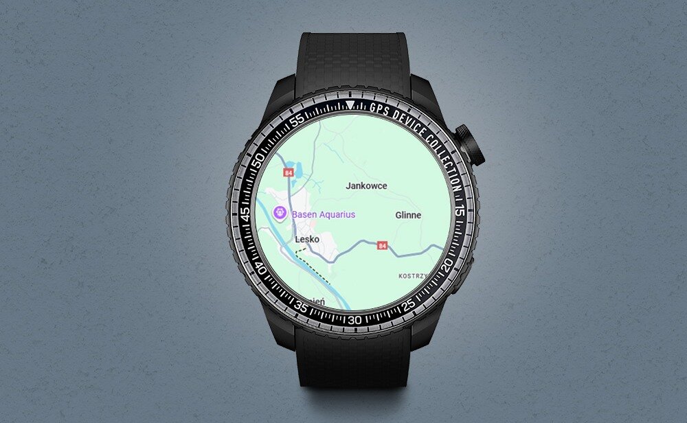 Smartwatch z czarnym paskiem i srebrną kopertą wyświetla mapę z miejscowościami: Jankowce, Lesko, Glinnne oraz punktem \'Basen Aquarius\'.