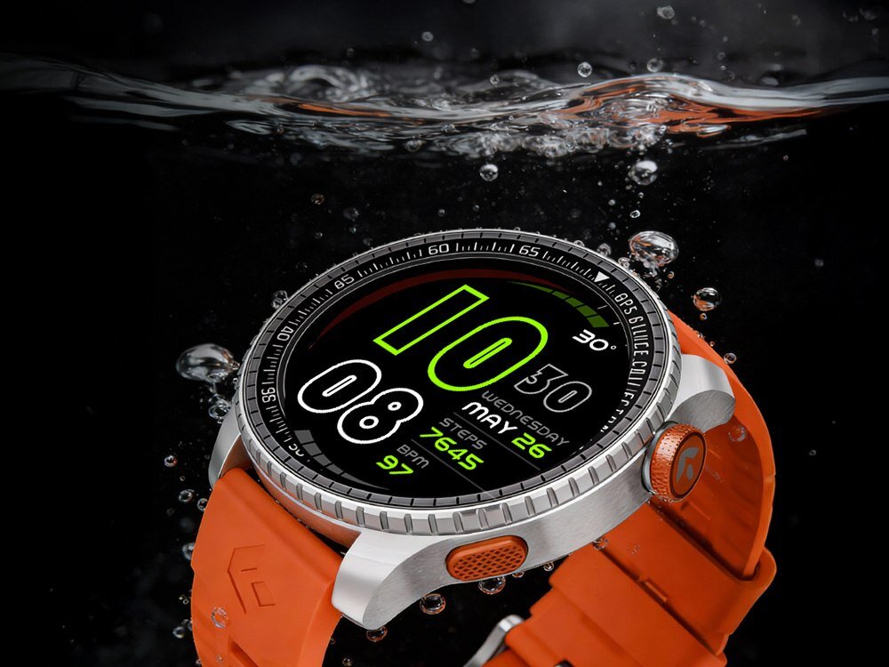 Smartwatch z okrągłym wyświetlaczem pokazuje godzinę 10:08, datę środa, 26 maja oraz dane: kroki 7645, BPM 97. Urządzenie jest zanurzone w wodzie, ma srebrną kopertę i pomarańczowy pasek.