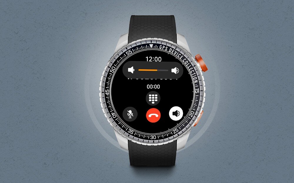 Smartwatch z okrągłym wyświetlaczem pokazuje ekran z ikonami do regulacji głośności, mikrofonu, połączeń i głośnika. Na ramce widoczny jest napis \'GPS DEVICE COLLECTION\'.