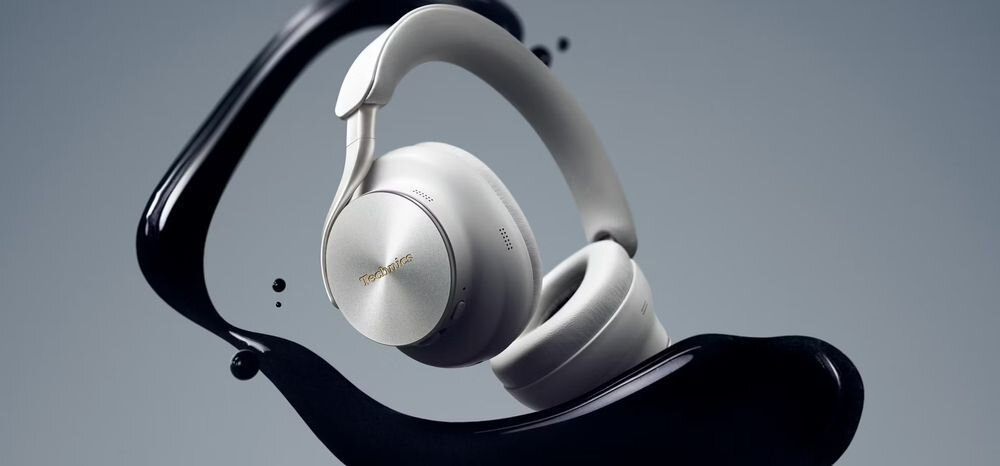 TECHNICS A1000 EAH-A1000 ANC doświadczenie audio i przestrzenne brzmienie muzyki, słuchawki na biurku
