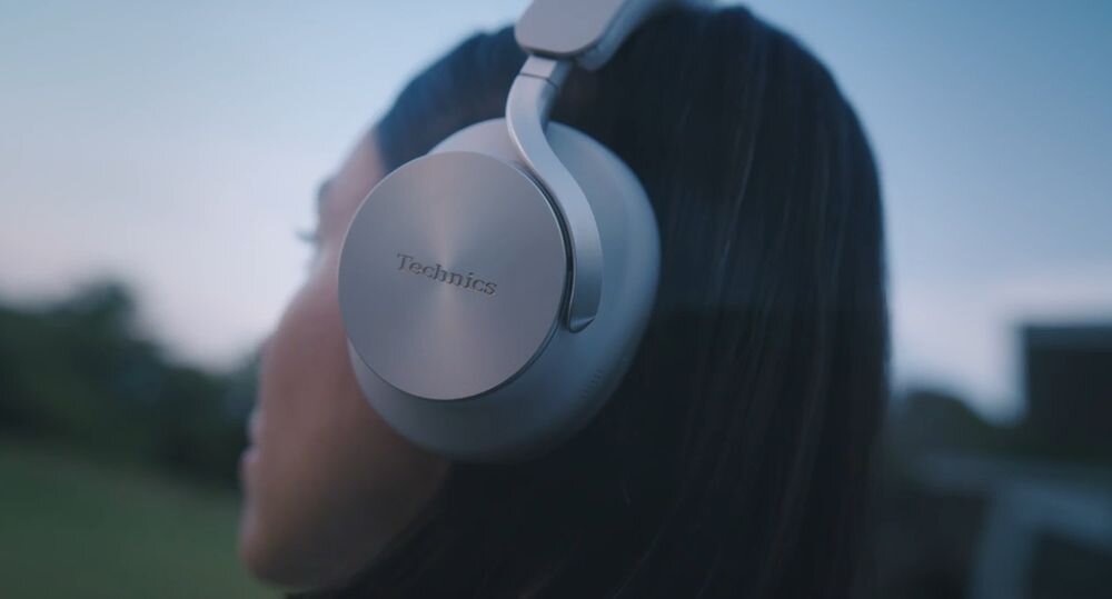 TECHNICS A1000 EAH-A1000 ANC precyzyjny przetwornik SST Edge Magnetic Fluid, osoba z założonymi słuchawkami