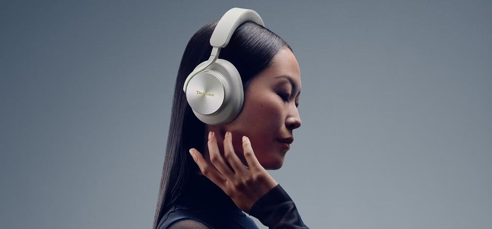 TECHNICS A1000 EAH-A1000 ANC membrana z włókna węglowego SST Edge Magnetic Fluid, osoba z założonymi słuchawkami