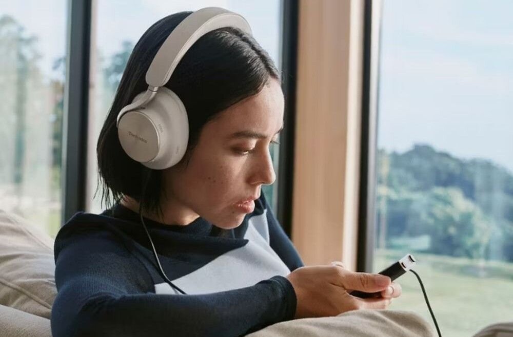 TECHNICS A1000 EAH-A1000 ANC odsłuch przewodowy USB Audio bezstratny dźwięk, osoba z założonymi słuchawkami