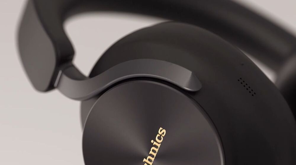 TECHNICS A1000 EAH-A1000 ANC minimalistyczny design złote logo wykończenie, słuchawki na jasnym tle