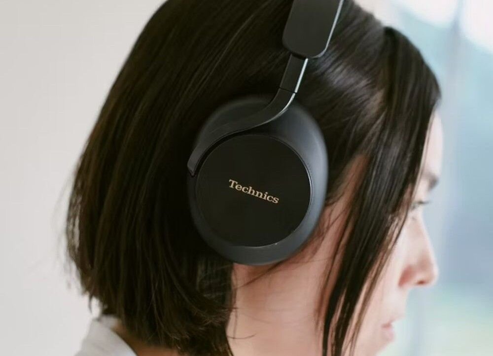 TECHNICS A1000 EAH-A1000 ANC Flow Arm komfort dopasowanie nauszniki, osoba z założonymi słuchawkami