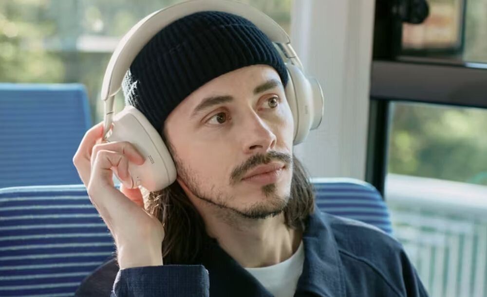 TECHNICS A1000 EAH-A1000 ANC przyciski adaptacyjna redukcja szumów tryb ambient, osoba z założonymi słuchawkami