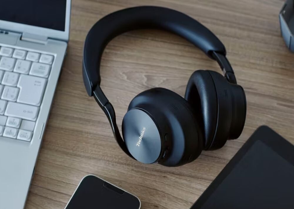 TECHNICS A1000 EAH-A1000 ANC do 45 godzin pracy szybkie ładowanie 4 godziny, osoba z założonymi słuchawkami
