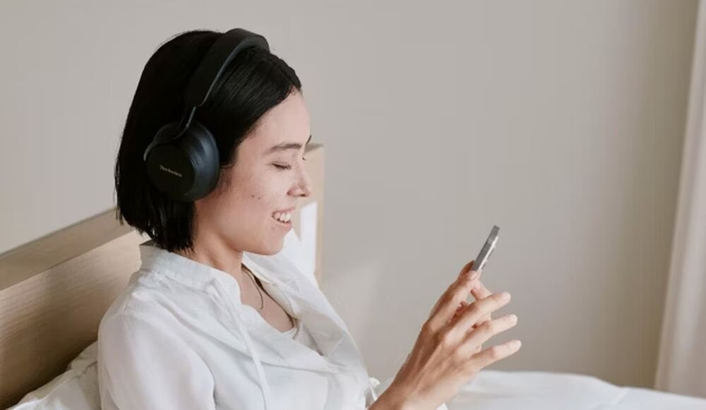 TECHNICS A1000 EAH-A1000 ANC AI beamforming wyraźny głos podczas rozmów, osoba z założonymi słuchawkami