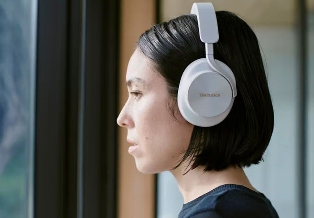 TECHNICS A1000 EAH-A1000 ANC Dolby Atmos śledzenie ruchu głowy przestrzenny dźwięk, osoba z założonymi słuchawkami