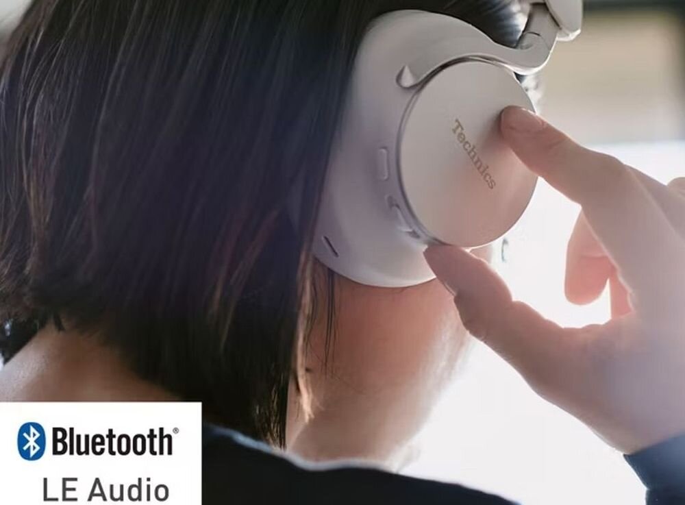 TECHNICS A1000 EAH-A1000 ANC LDAC Bluetooth LE Audio LC3 Multipoint, osoba z założonymi słuchawkami