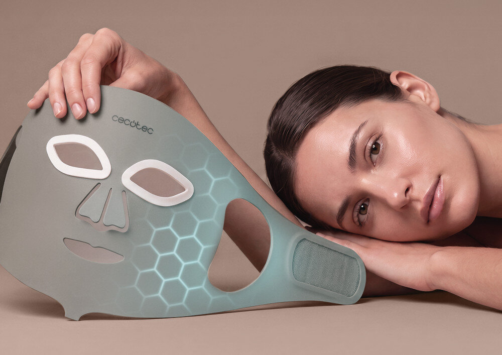 Maska LED do twarzy CECOTEC FaceCare Lum Ice Beżowy zdjęcie lifestyle Długi czas pracy częstotliwość stosowania to 3–4 razy w tygodniu Bezprzewodowa konstrukcja 