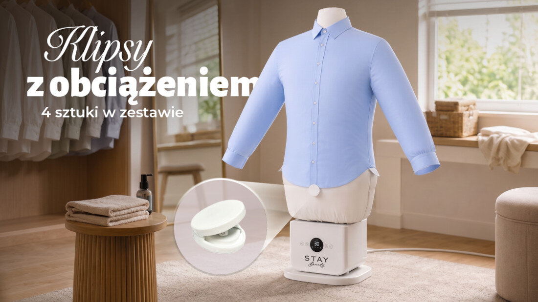 Manekin prasujący z niebieską koszulą, stojący w jasnym pomieszczeniu. Tekst na obrazie: \'Klipsy z obciążeniem 4 sztuki w zestawie\'.