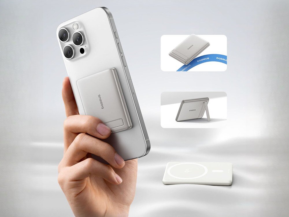 Biały powerbank BASEUS z wysuniętą podstawką i niebieskim magnetycznym pierścieniem prezentowany obok telefonu w dłoni.