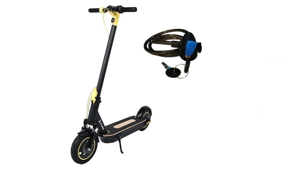 Na obrazie widoczna jest czarna hulajnoga elektryczna z żółtymi akcentami oraz zapięcie rowerowe z kluczem. Na hulajnodze znajduje się napis \'XRIDER\'.