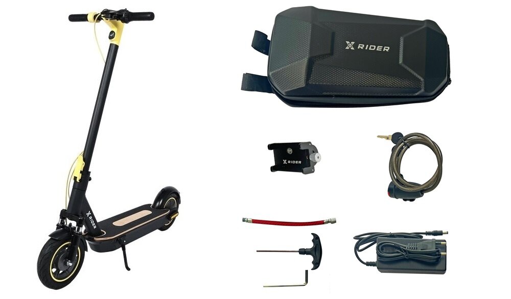 Na obrazie widoczna jest czarna hulajnoga elektryczna z żółtymi akcentami oraz zestaw akcesoriów, w tym torba z logo XRIDER, zamek, kabel, klucz i ładowarka. Hulajnoga ma duże koła i amortyzację.